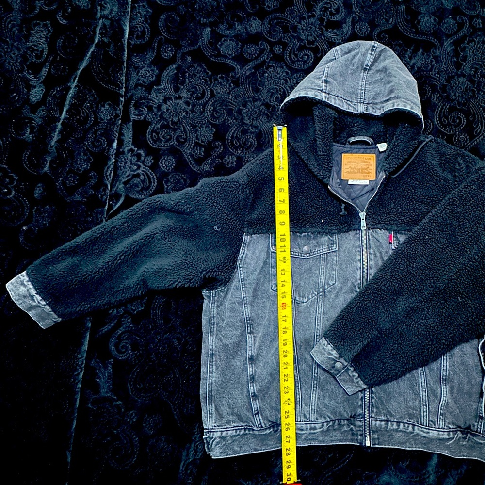 Levi's Premium Faux Sherpa Sleeves
Trucker Jacket/hoodie